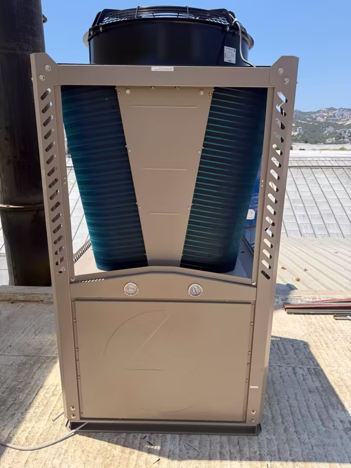 Üst fanı ve V biçimli eşanjörleri görünen Fujitech R290 ticari ısı pompası